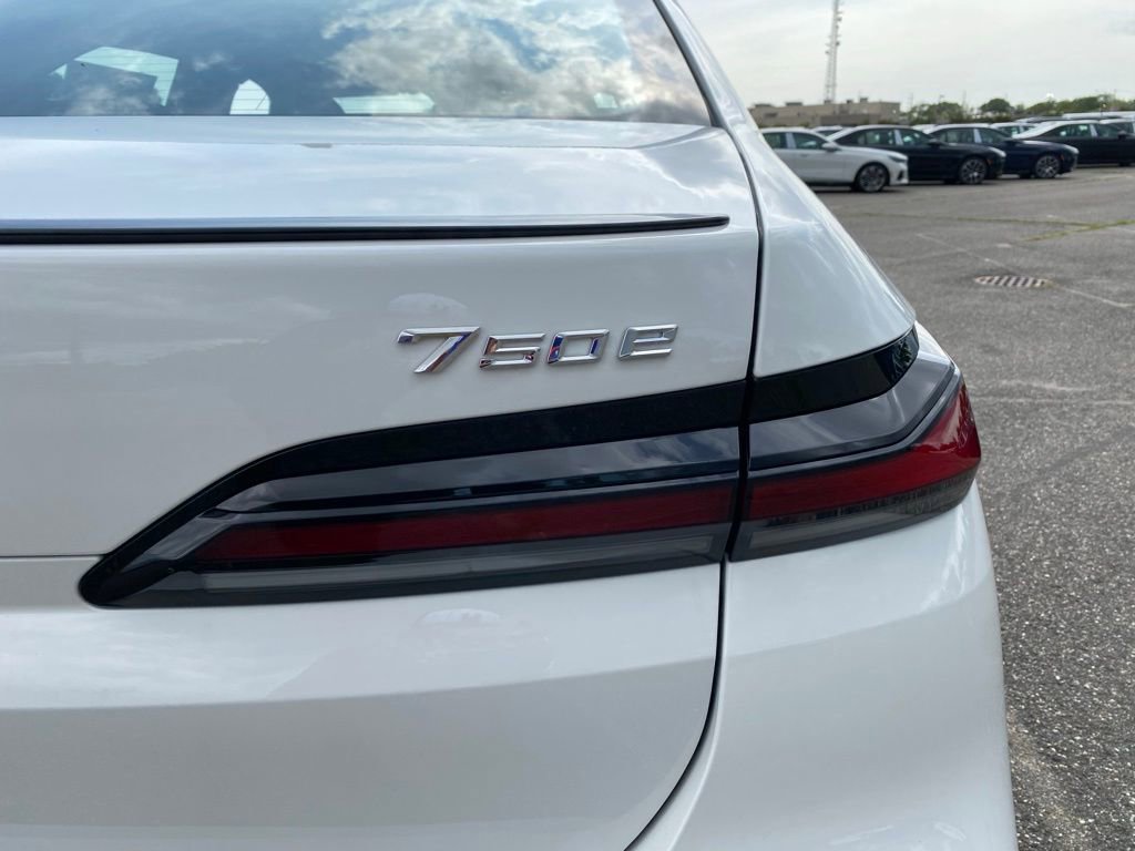 New 2026 BMW 750e xDrive w/ Premium Package image 4