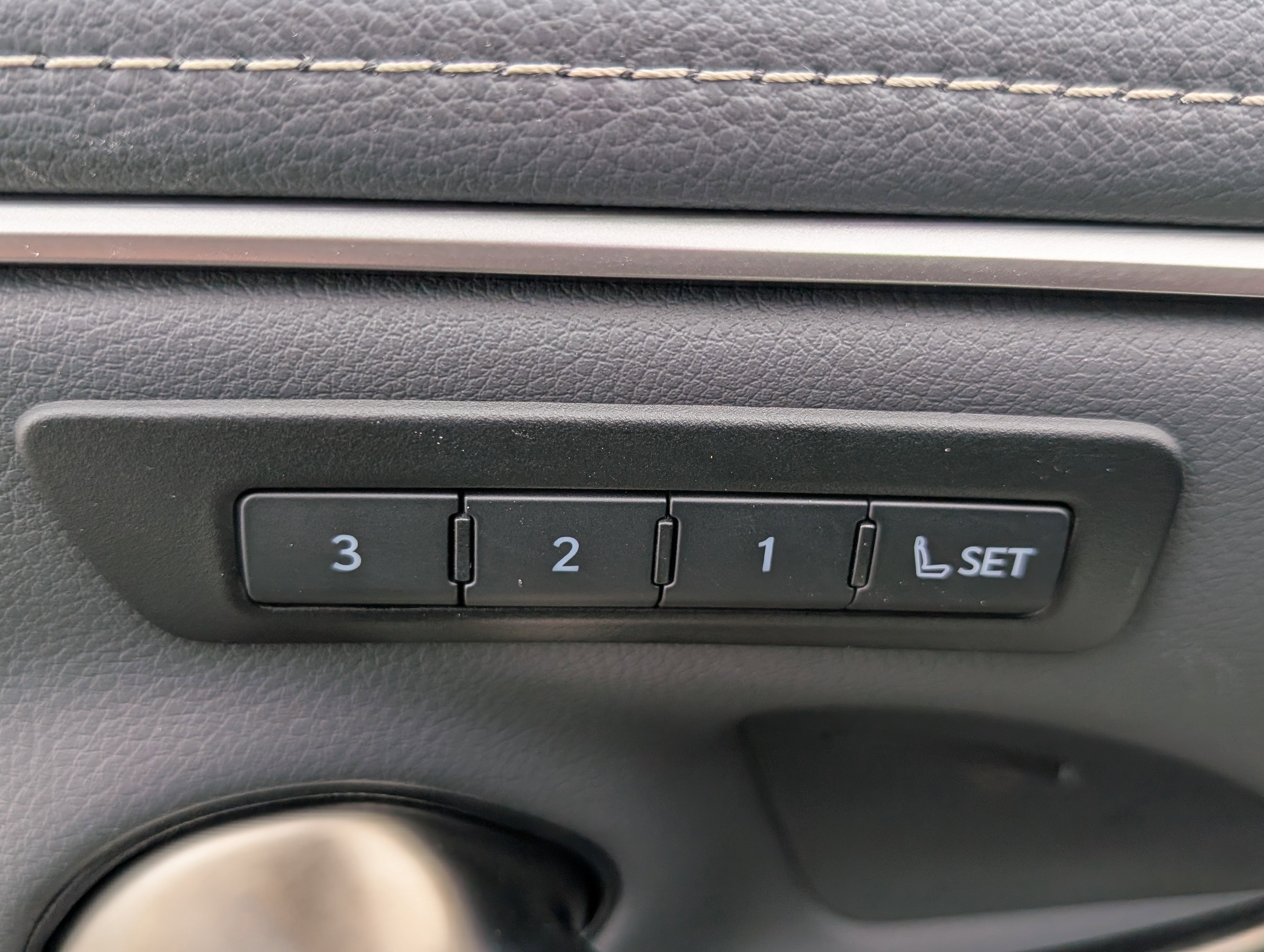 Certified 2025 Lexus ES 300h w/ Premium Package image 21