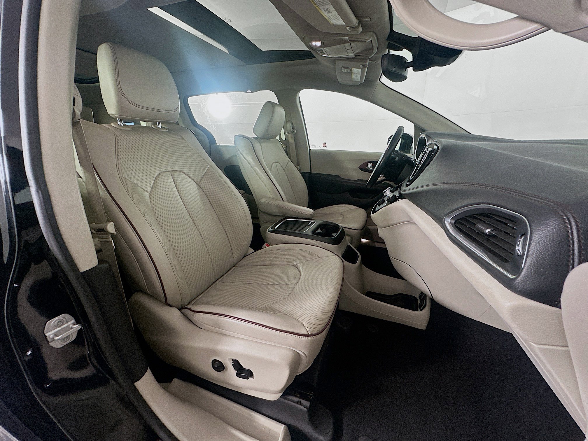 Used 2020 Chrysler Pacifica Limited w/ Advanced Safetytec Group FWD image 34