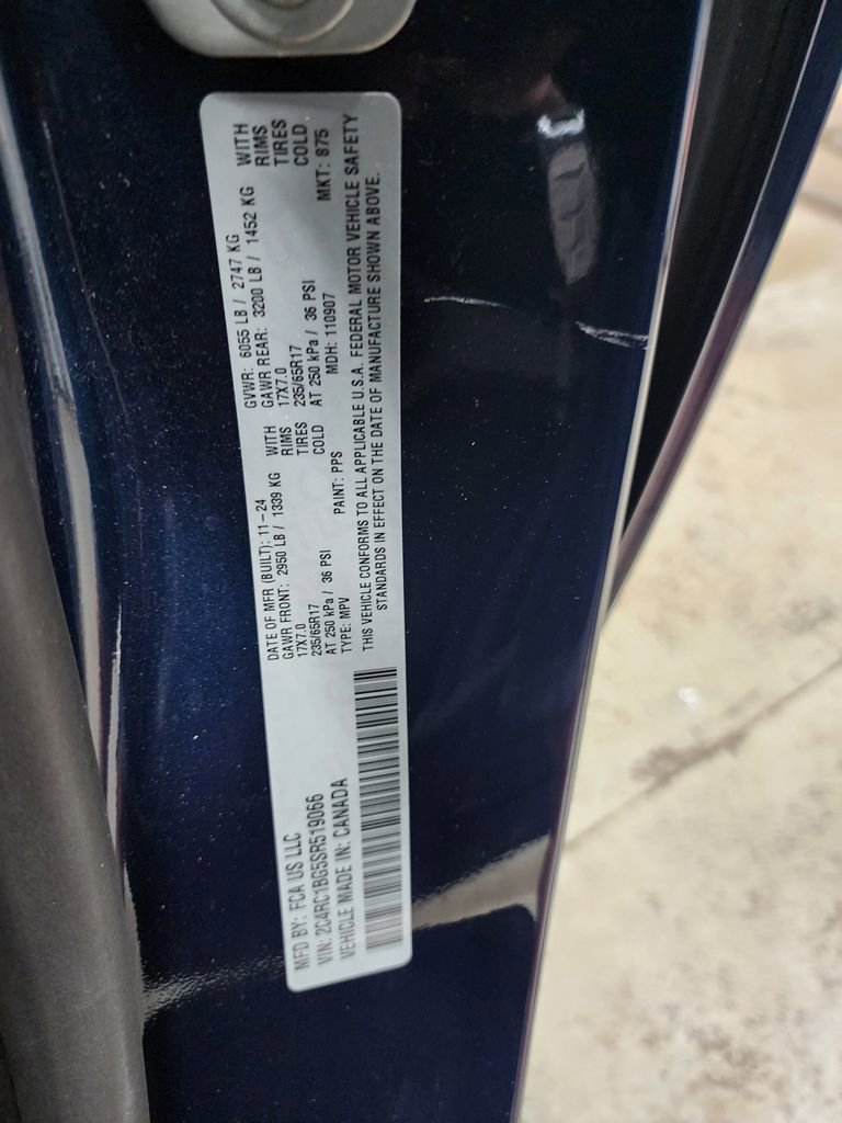 Used 2025 Chrysler Pacifica Select FWD image 38