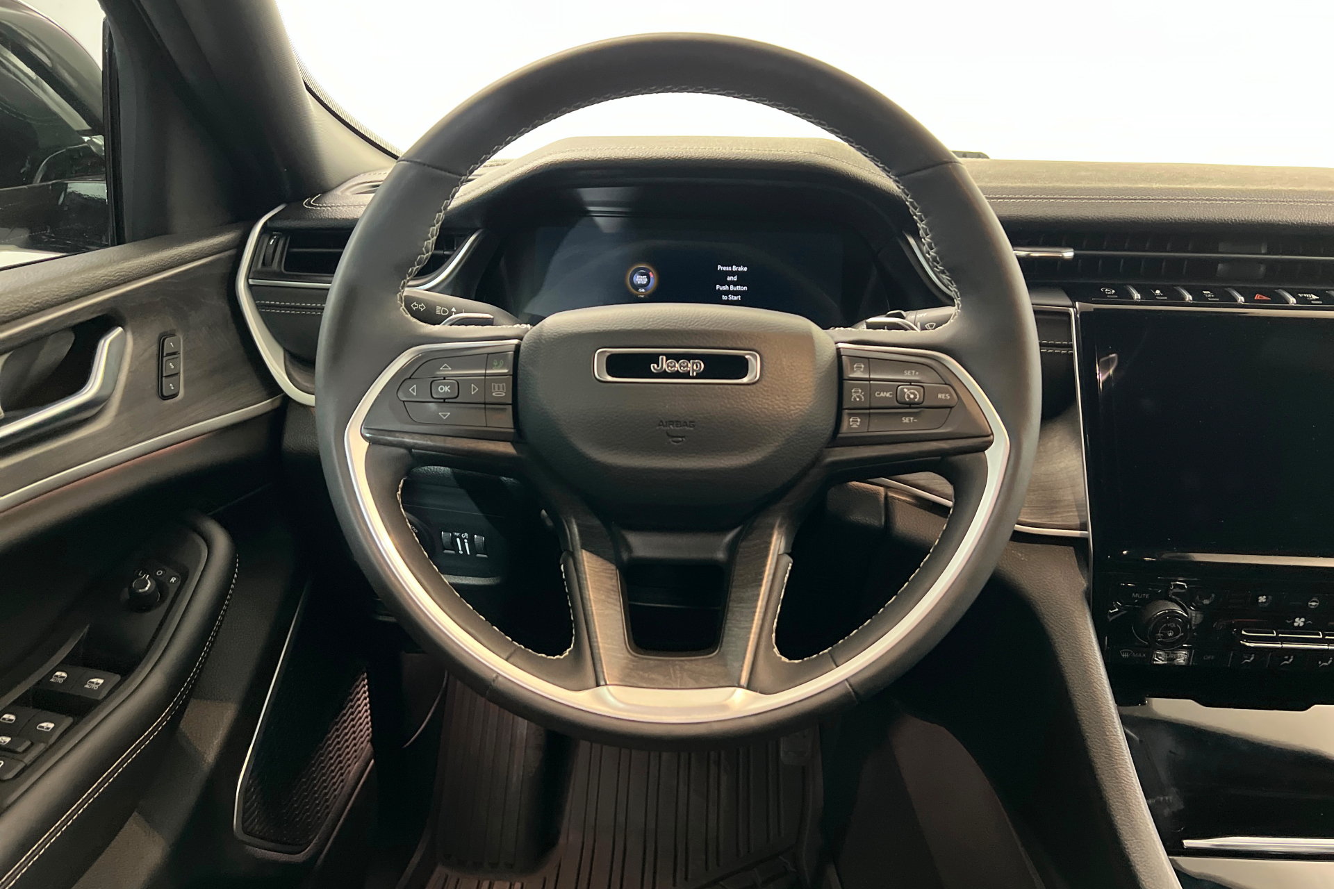 Used 2025 Jeep Grand Cherokee Limited w/ Luxury Tech Group II AWD/4WD image 12