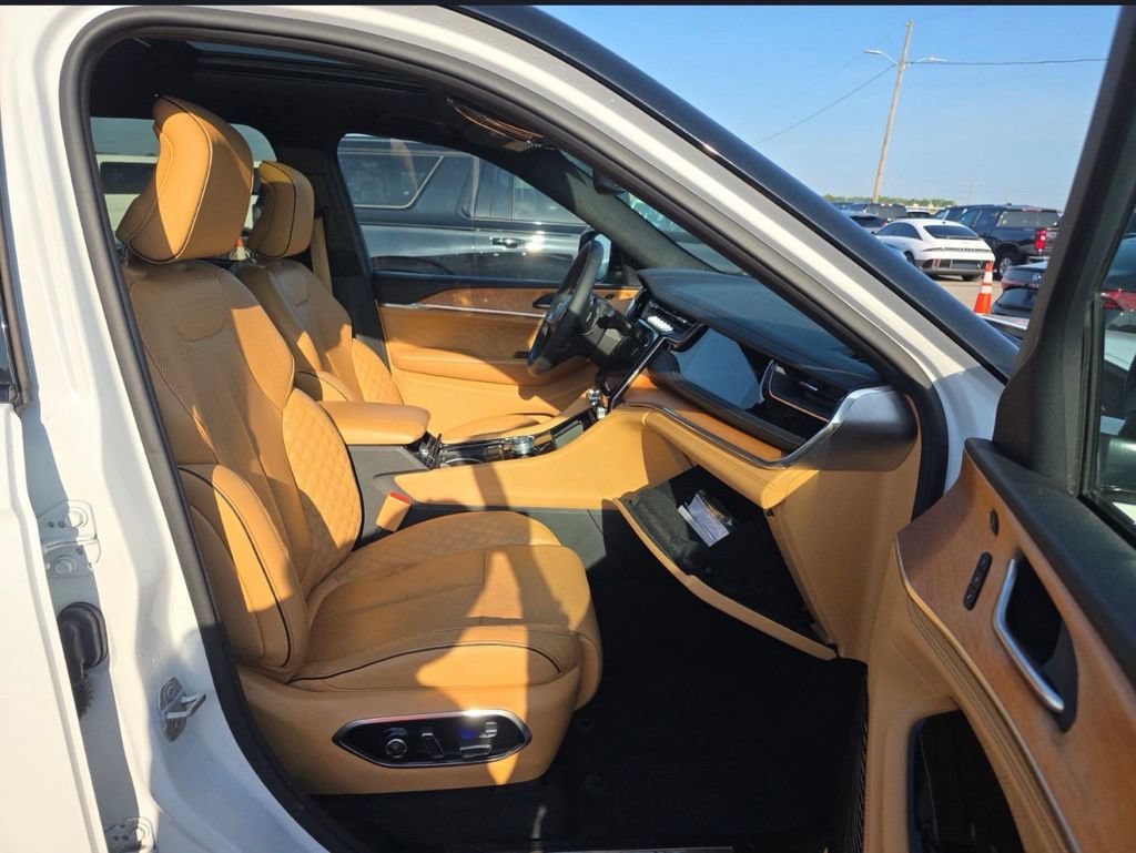 Used 2022 Jeep Grand Cherokee Summit AWD/4WD image 5