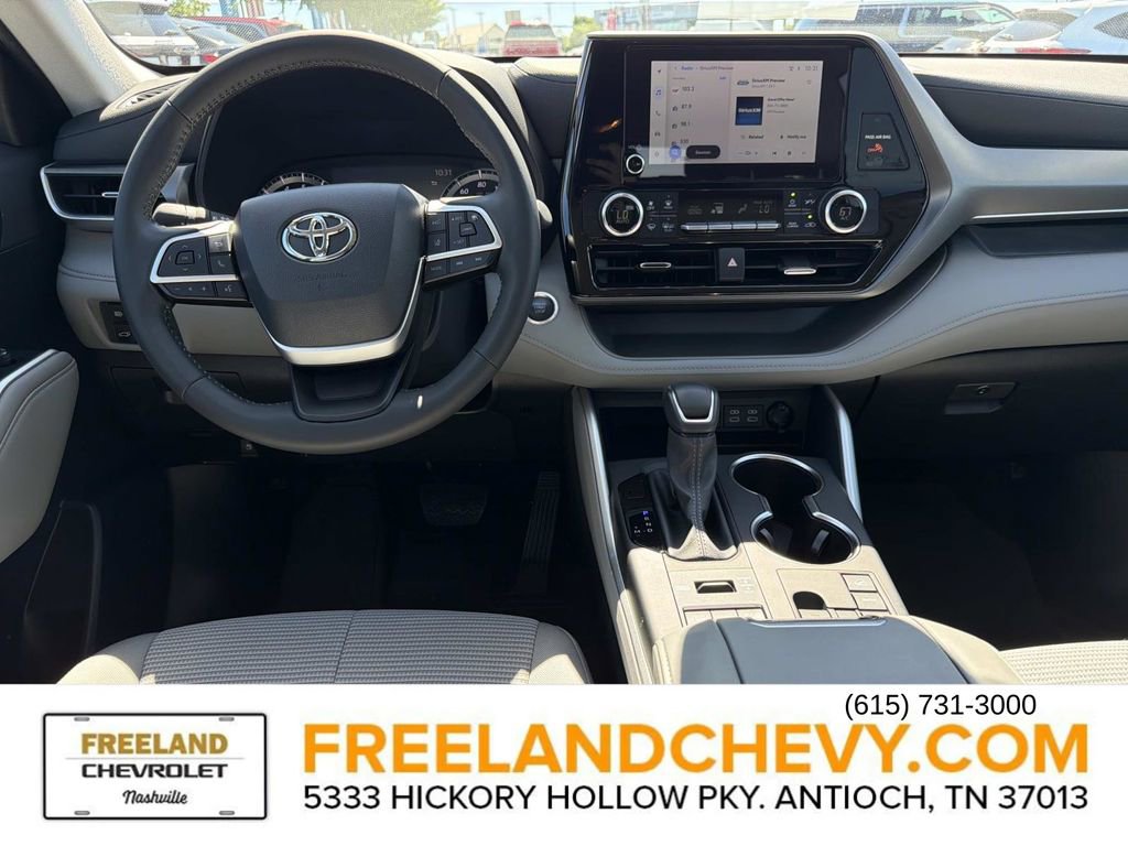 Used 2024 Toyota Highlander LE AWD/4WD image 19
