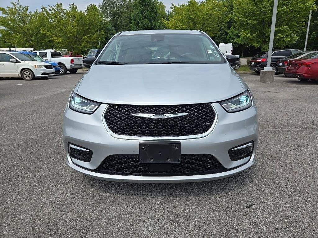 Used 2024 Chrysler Pacifica Touring-L FWD image 2