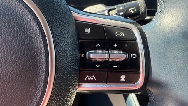Used 2025 Kia Carnival EX FWD image 29