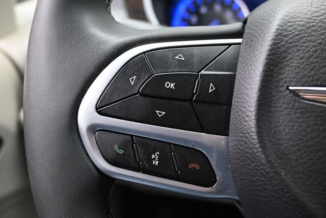 Certified 2024 Chrysler Pacifica Limited FWD image 29