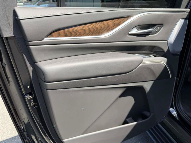 Used 2024 Cadillac Escalade ESV Premium Luxury Platinum AWD/4WD image 14