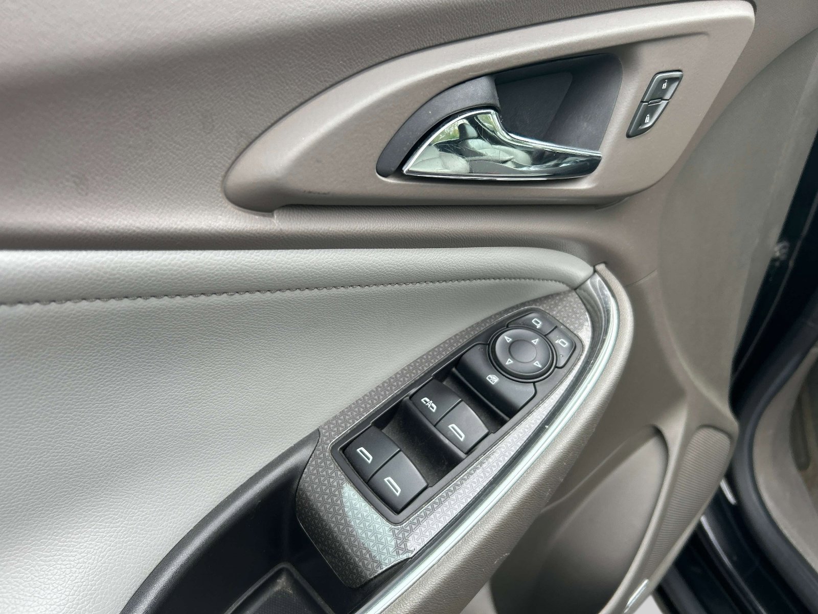 Used 2017 Chevrolet Malibu Hybrid w/ Leather Package image 10