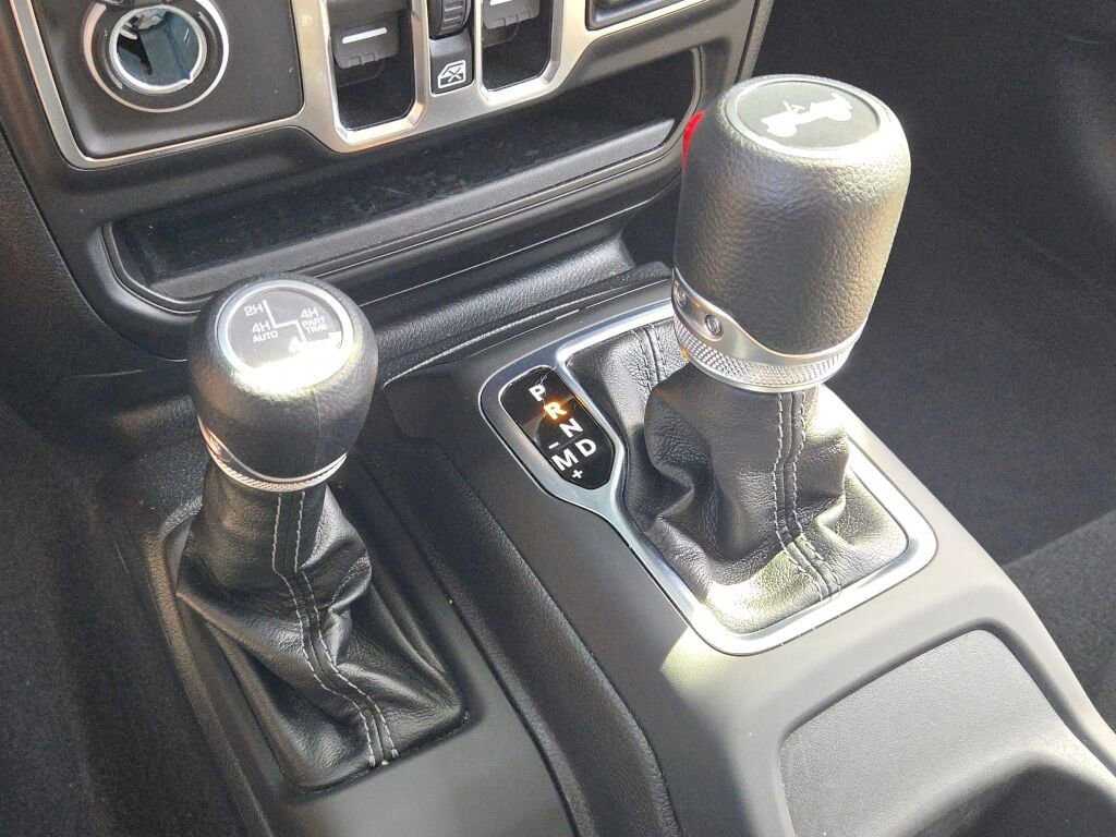 Used 2025 Jeep Wrangler Unlimited Sahara w/ Safety Group image 24