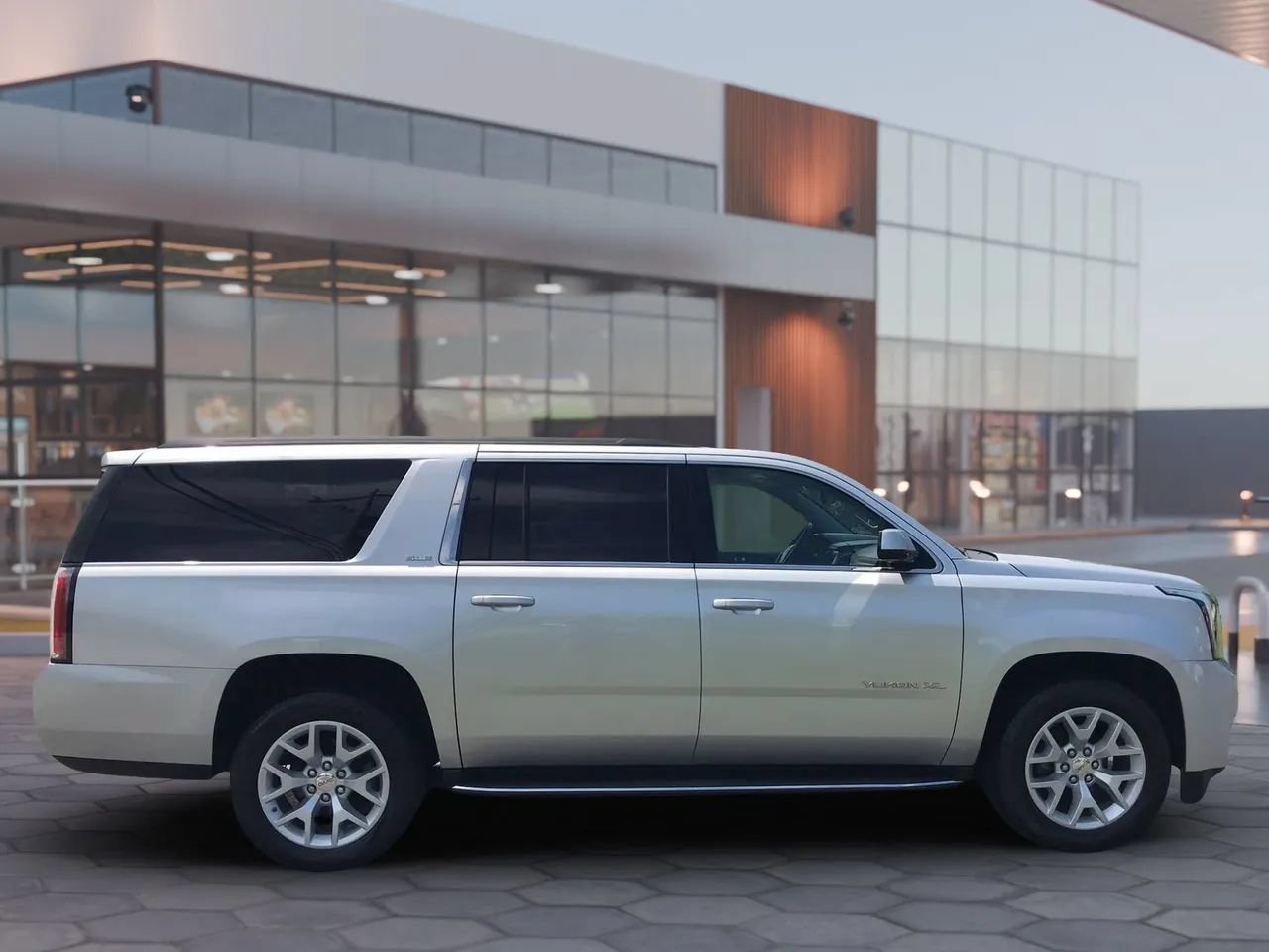 Used 2019 GMC Yukon XL SLE w/ SLE Value Package AWD/4WD image 5