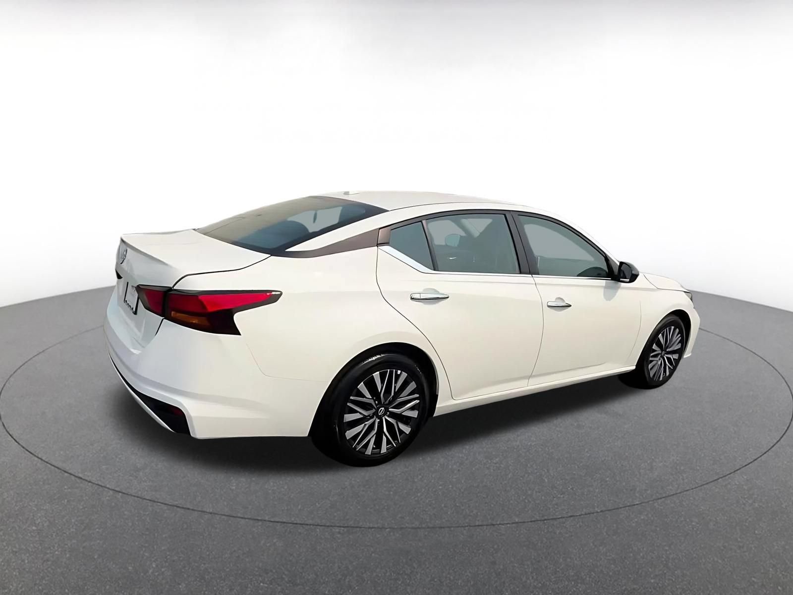 Used 2025 Nissan Altima 2.5 SV FWD image 14
