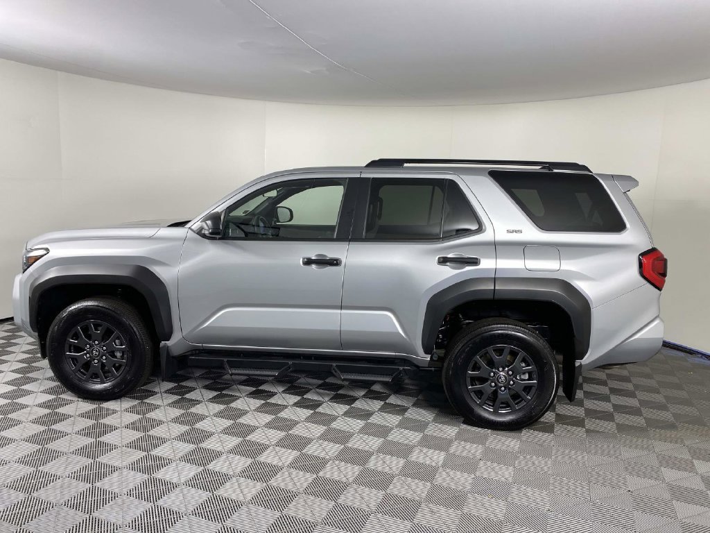 Used 2025 Toyota 4Runner SR5 AWD/4WD image 5