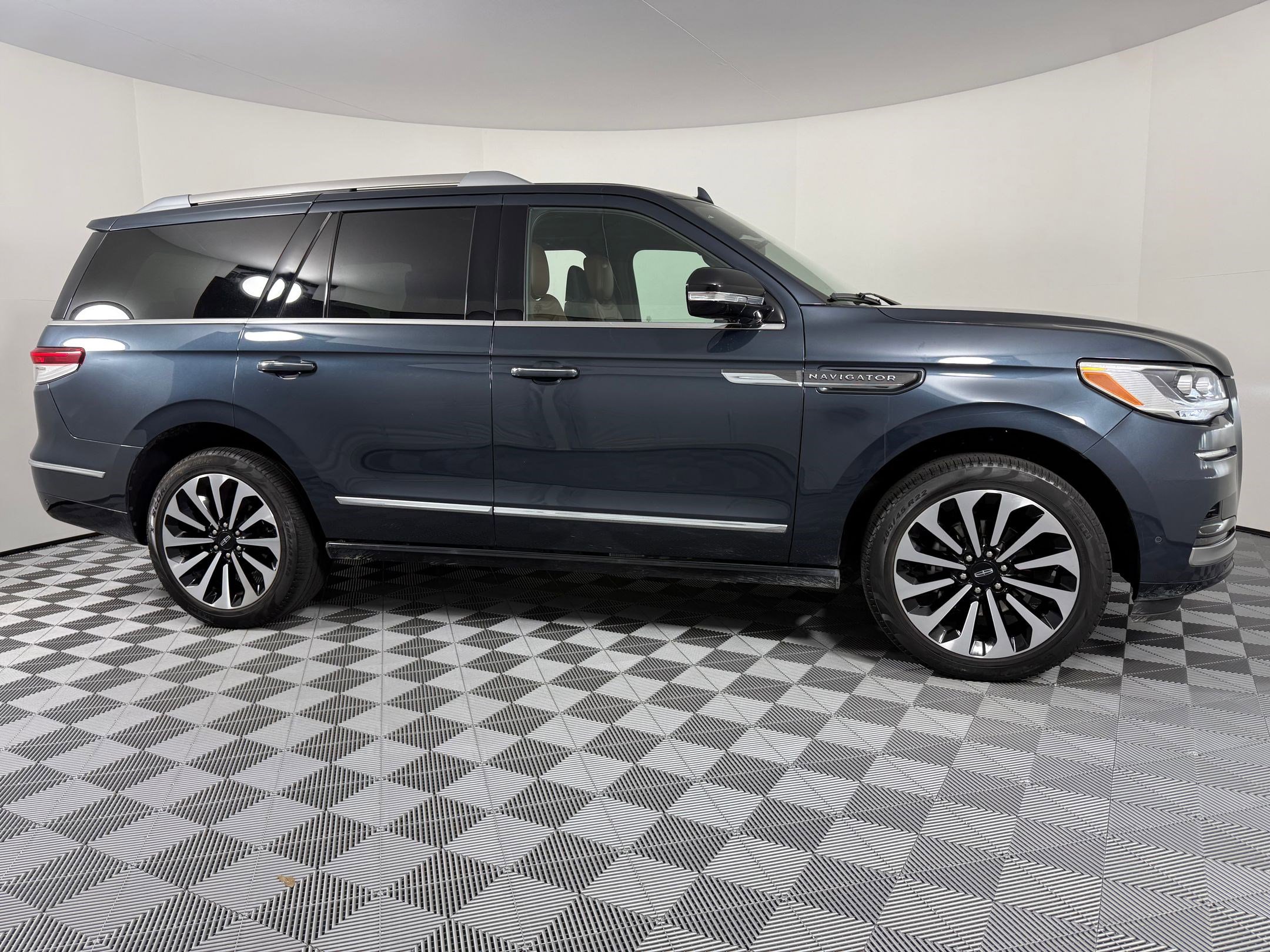 Used 2024 Lincoln Navigator Reserve image 8