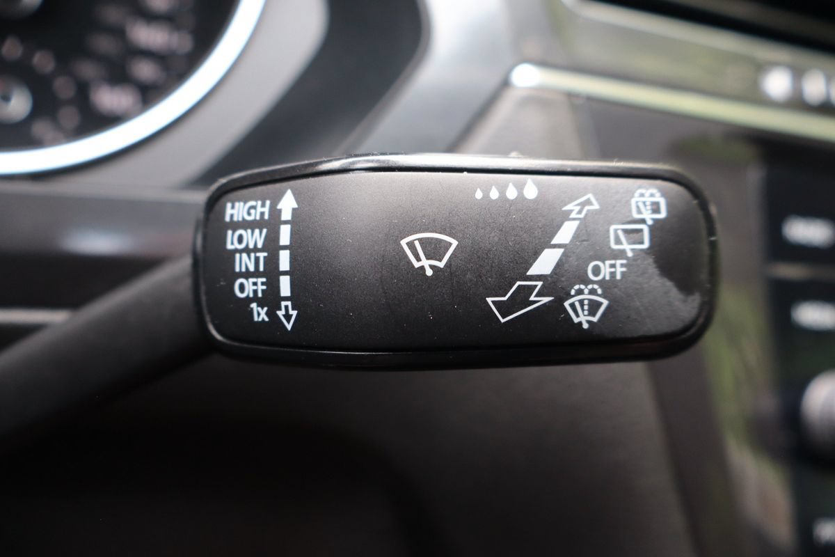 Used 2021 Volkswagen Tiguan SE AWD/4WD image 32