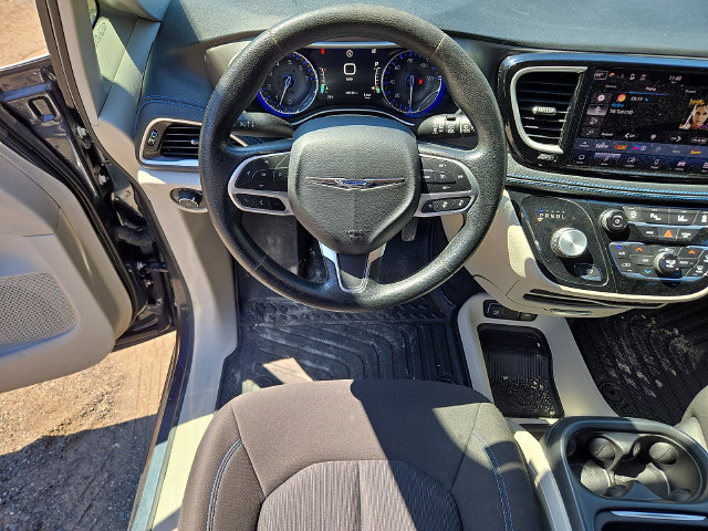 Used 2021 Chrysler Pacifica Touring AWD/4WD image 3