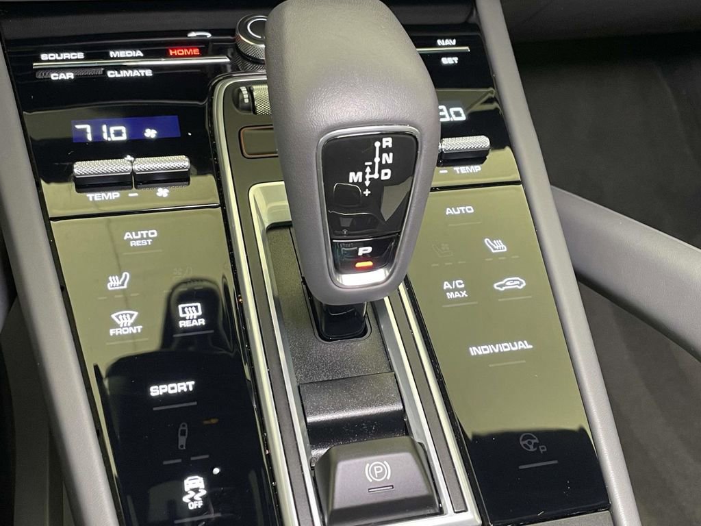 Used 2022 Porsche Cayenne image 32