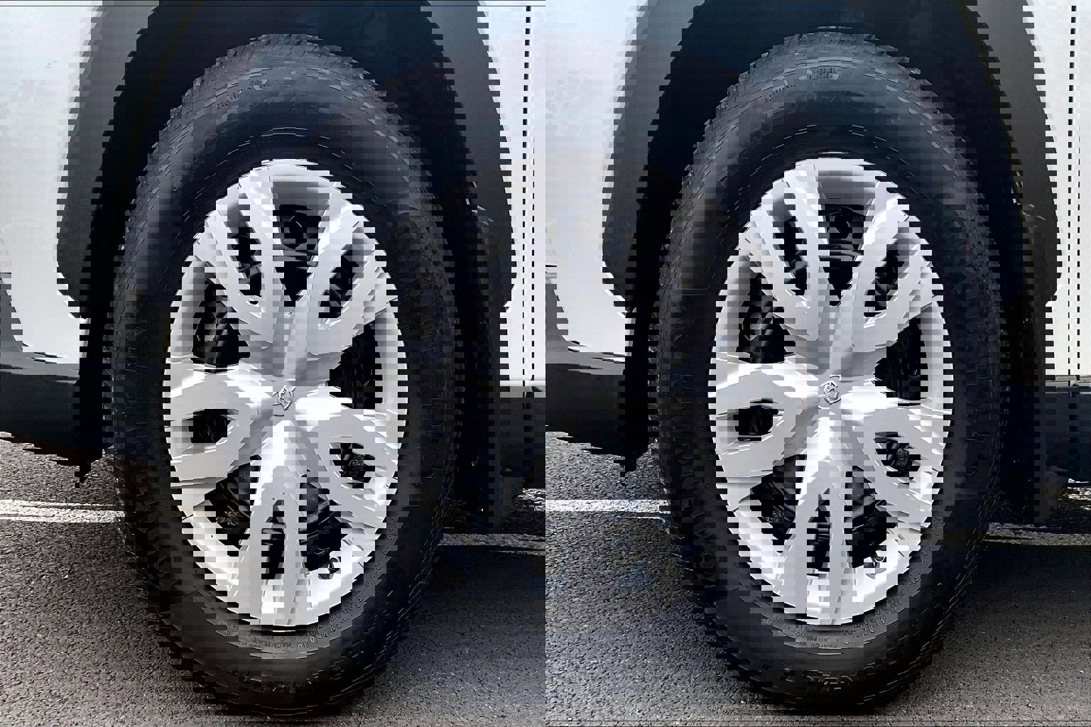 Used 2024 Toyota Corolla Cross L image 8