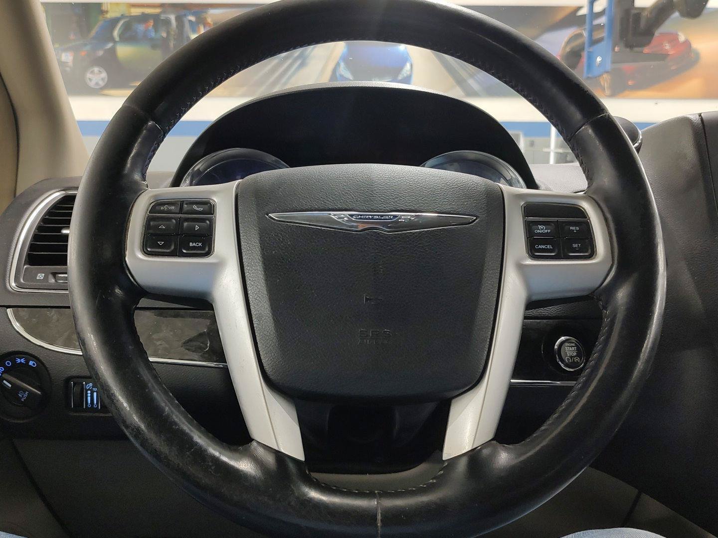 Used 2014 Chrysler Town & Country Touring-L w/ Trailer Tow Group FWD image 18