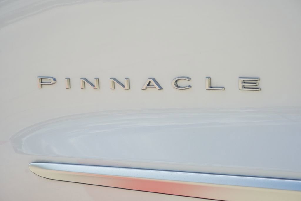 Used 2024 Chrysler Pacifica Pinnacle w/ Trailer Tow Group image 8