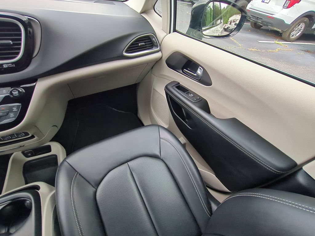 Used 2024 Chrysler Pacifica Touring-L FWD image 19