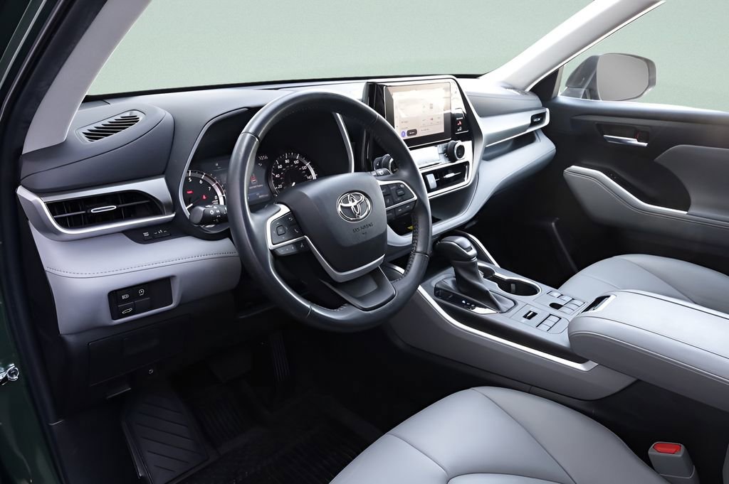 Used 2023 Toyota Highlander XLE AWD/4WD image 31