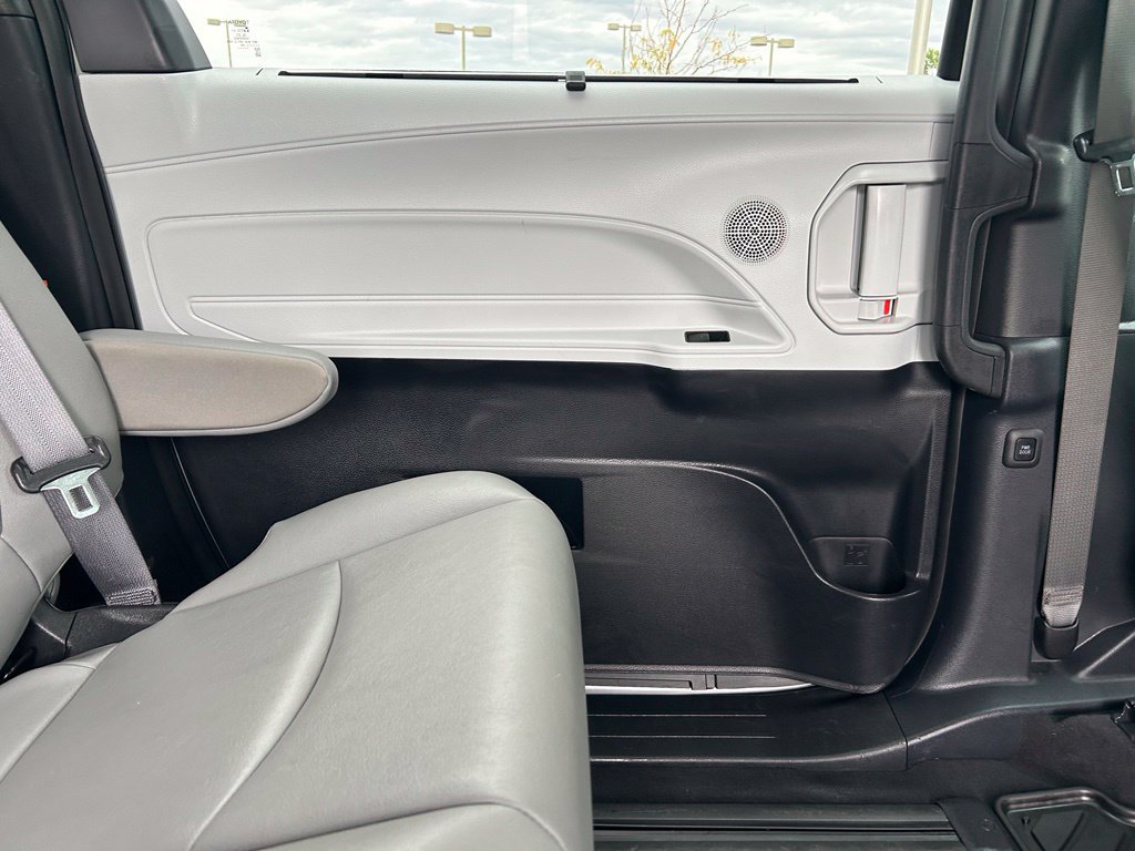 Used 2025 Toyota Sienna XLE w/ XLE Plus Package AWD/4WD image 28