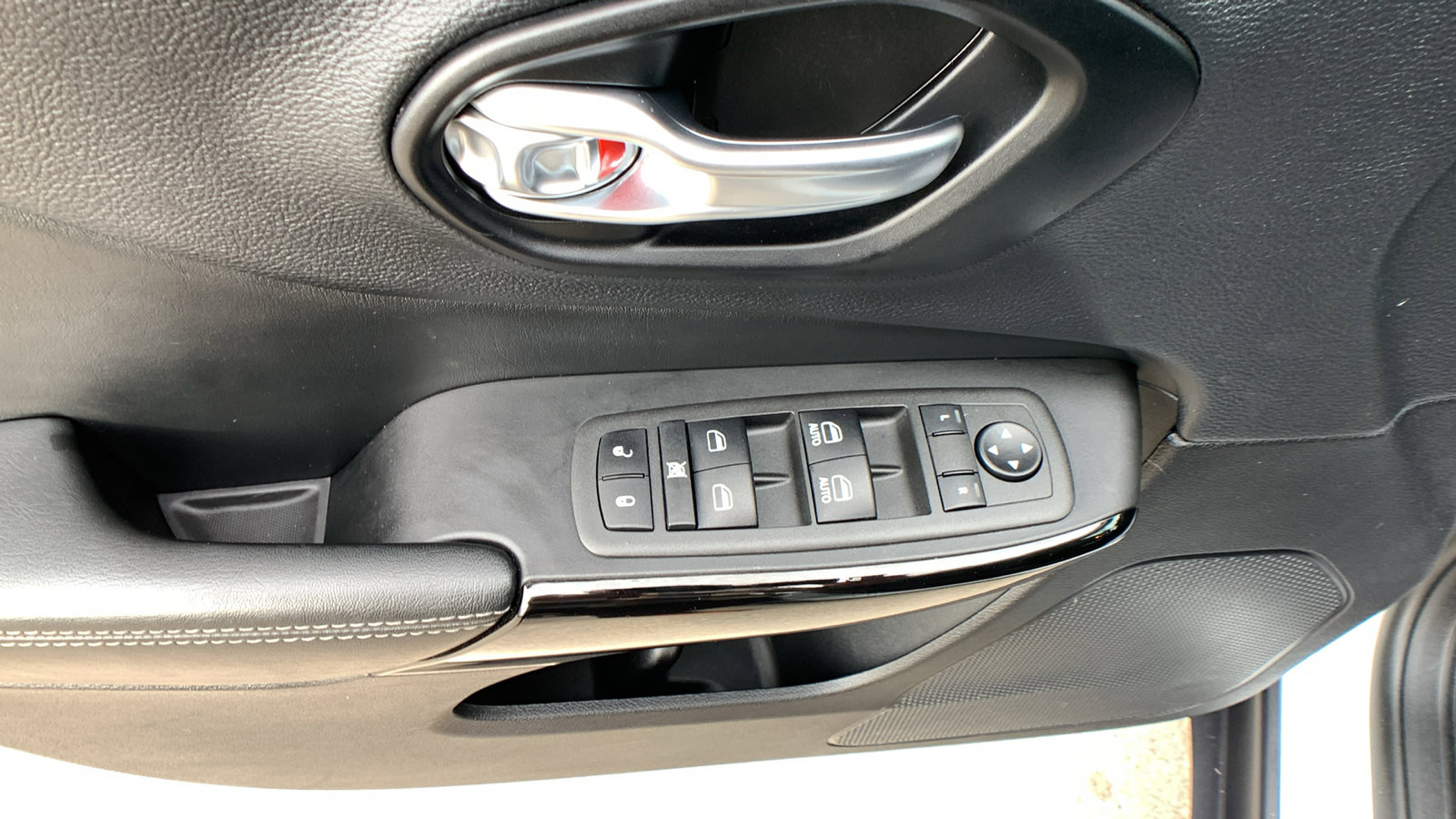 Used 2023 Jeep Cherokee Altitude Lux AWD/4WD image 11