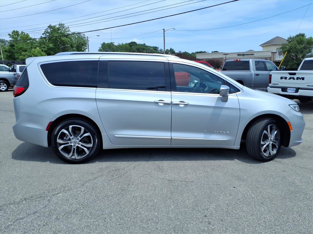 Used 2024 Chrysler Pacifica Pinnacle w/ Trailer Tow Group AWD/4WD image 3