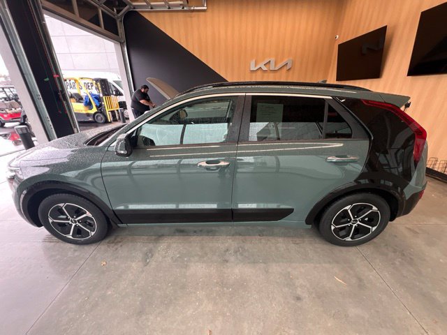 Used 2024 Kia Niro FWD image 2
