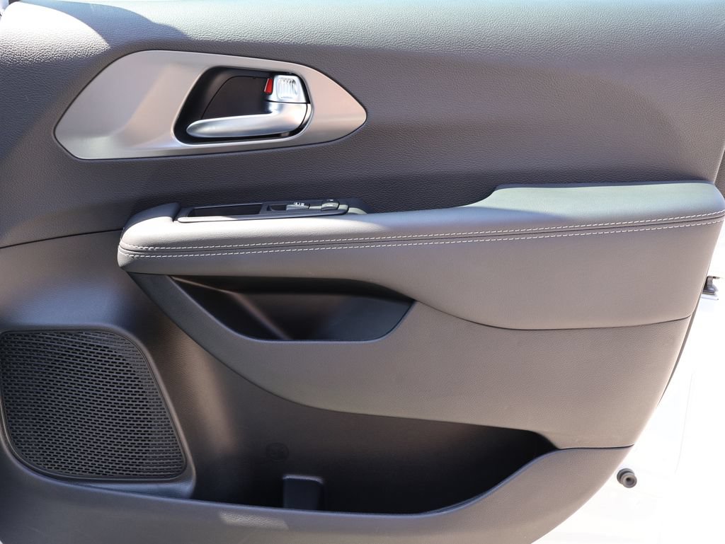 New 2026 Chrysler Pacifica Select FWD image 7