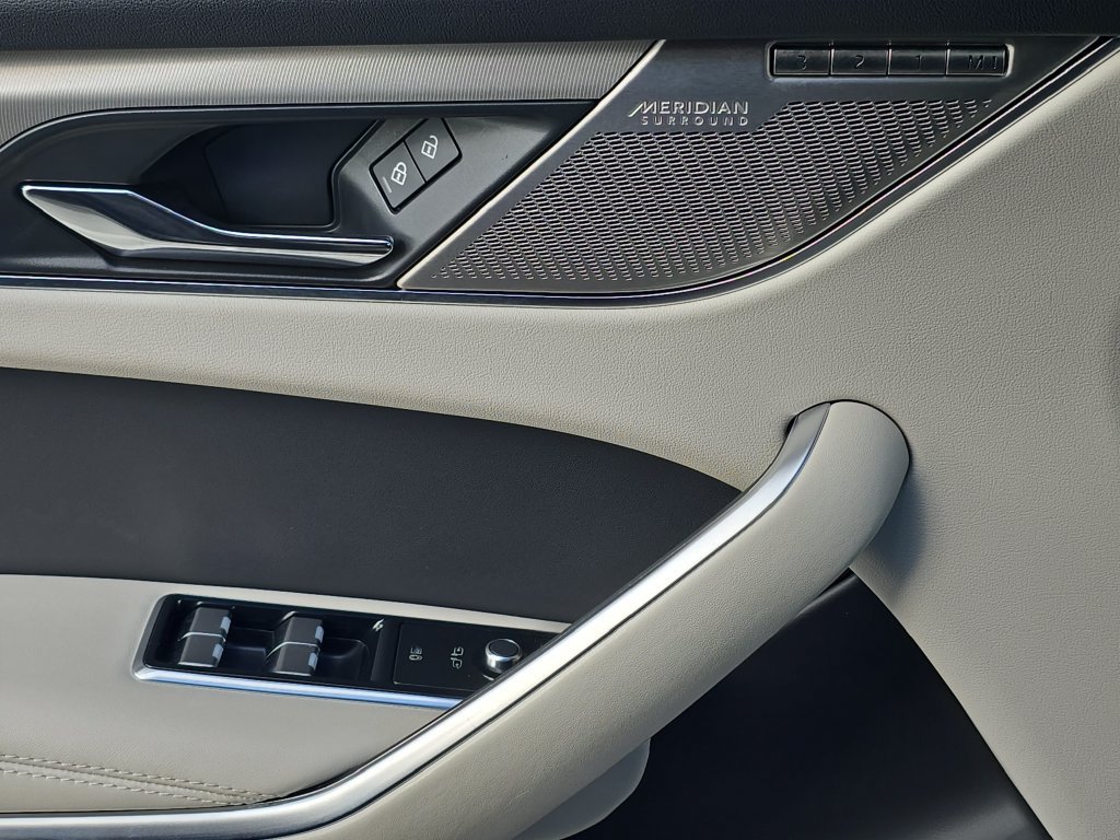 Certified 2025 Jaguar F-PACE R-Dynamic S AWD/4WD image 28