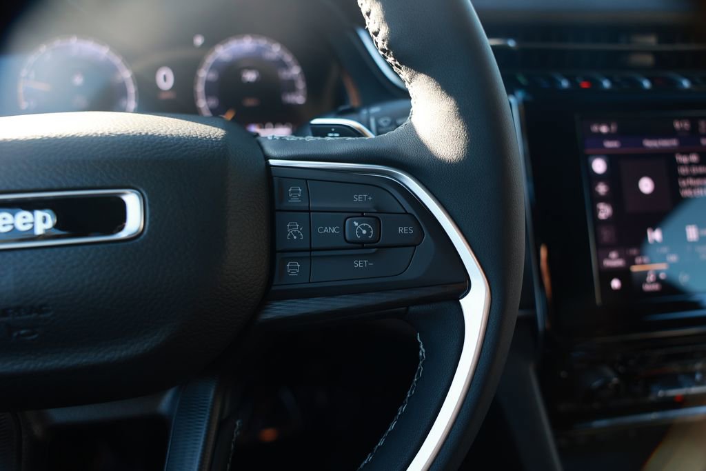 New 2025 Jeep Grand Cherokee Altitude image 17