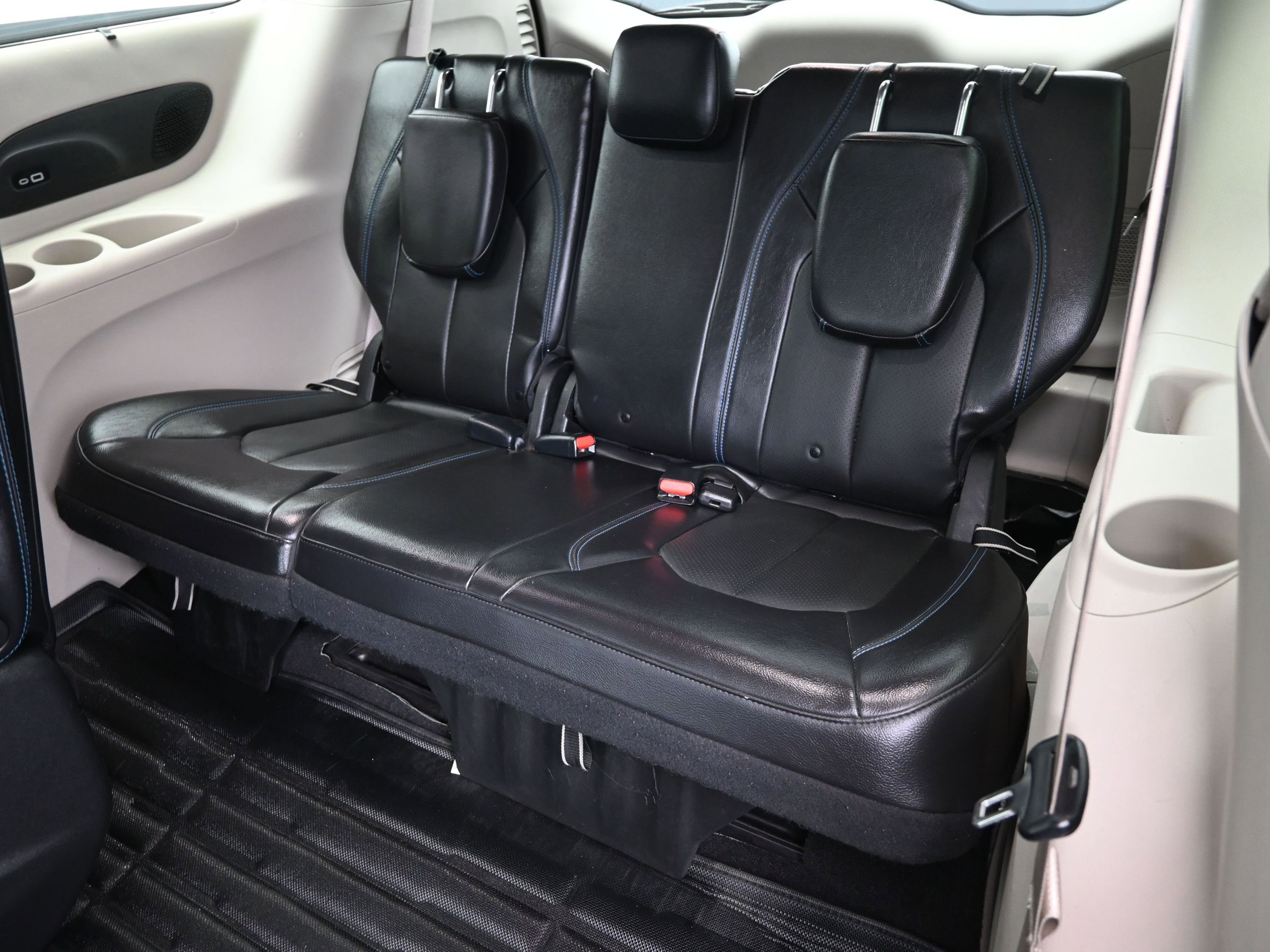 Used 2021 Chrysler Pacifica Touring-L image 39