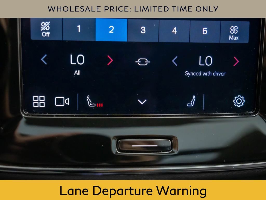 Used 2025 Volvo XC40 B5 Plus image 26