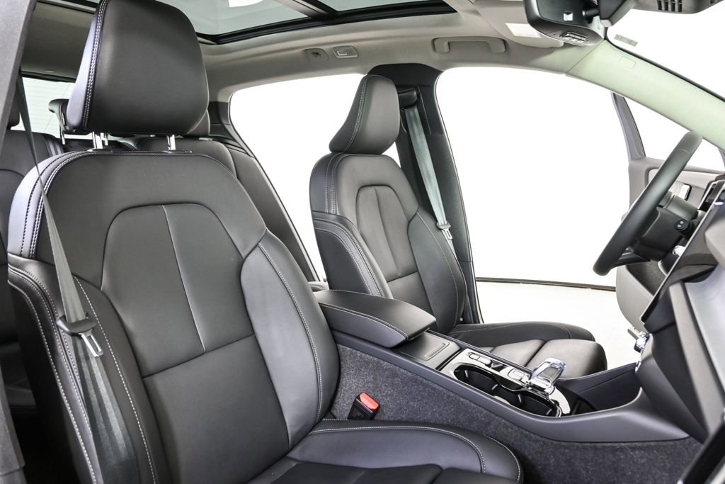 Certified 2025 Volvo XC40 B5 Plus image 21