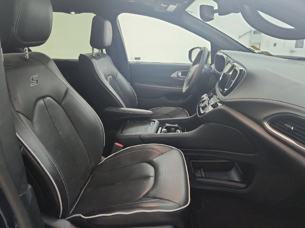 Certified 2025 Chrysler Pacifica Limited FWD image 39