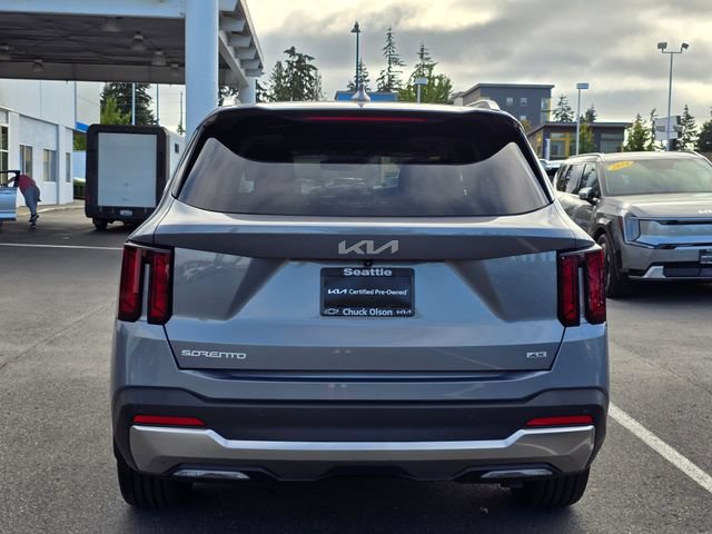 Certified 2025 Kia Sorento EX w/ Panoramic Sunroof Package AWD/4WD image 4