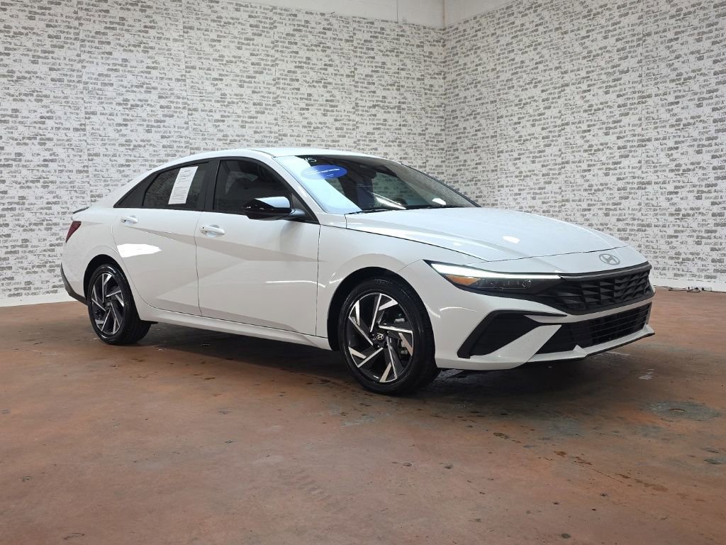 Certified 2025 Hyundai Elantra SEL image 1