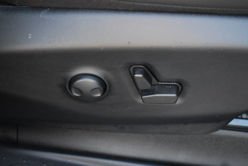 Used 2025 Chrysler Pacifica Limited FWD image 15