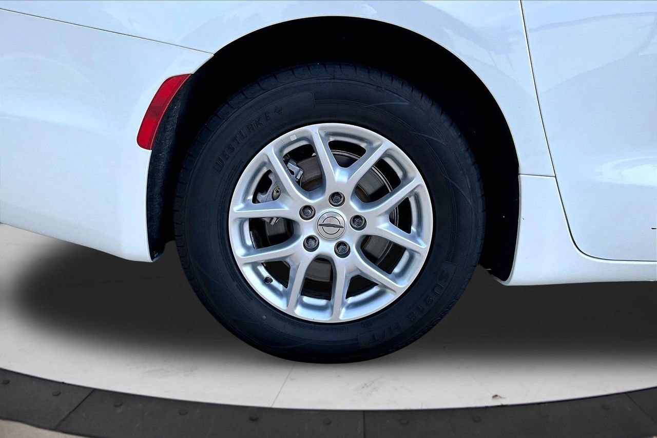 Certified 2023 Chrysler Pacifica Touring-L FWD image 35