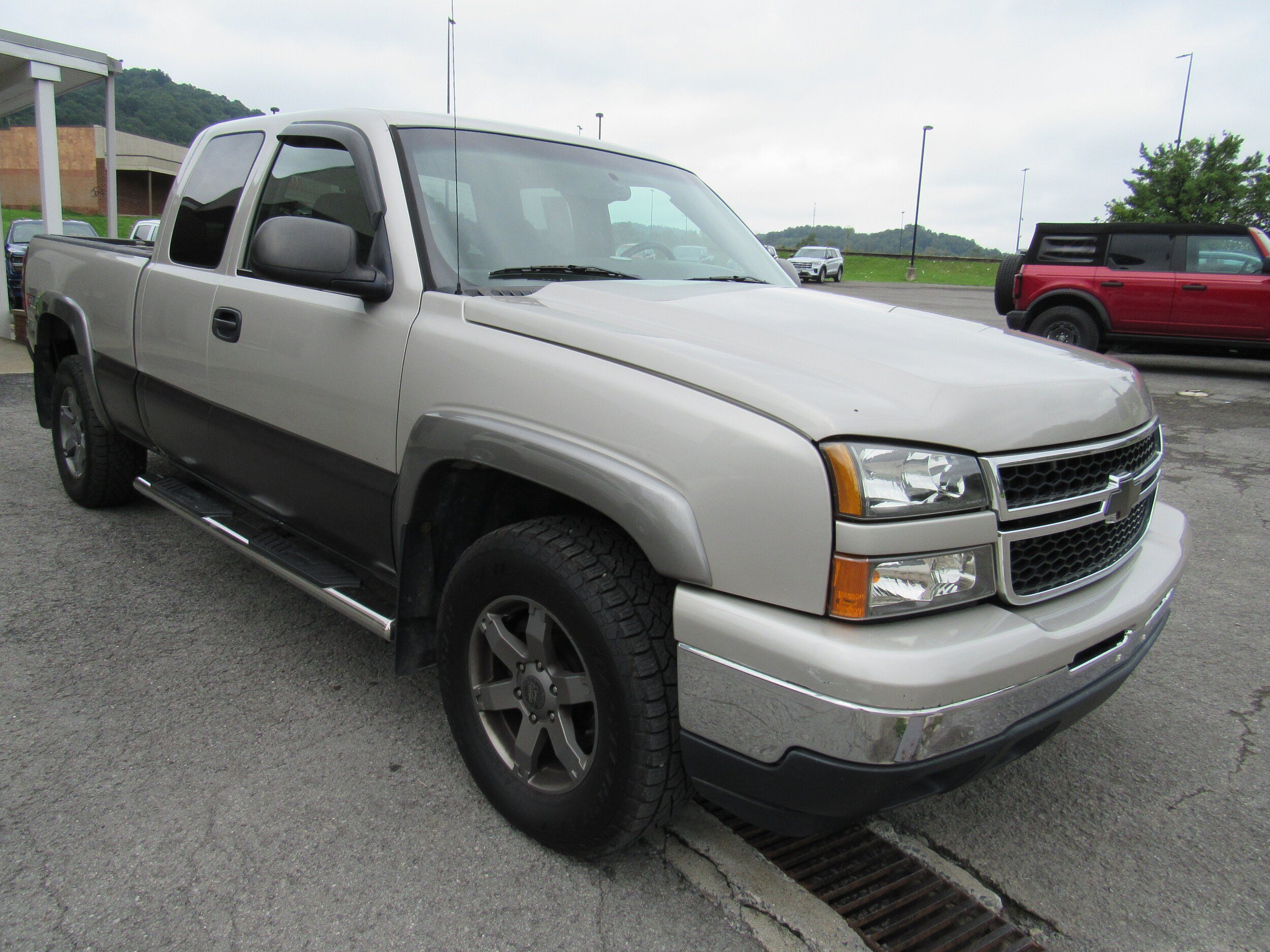Used 2006 Chevrolet Silverado 1500 LT w/ Light Duty Power Package AWD/4WD image 4