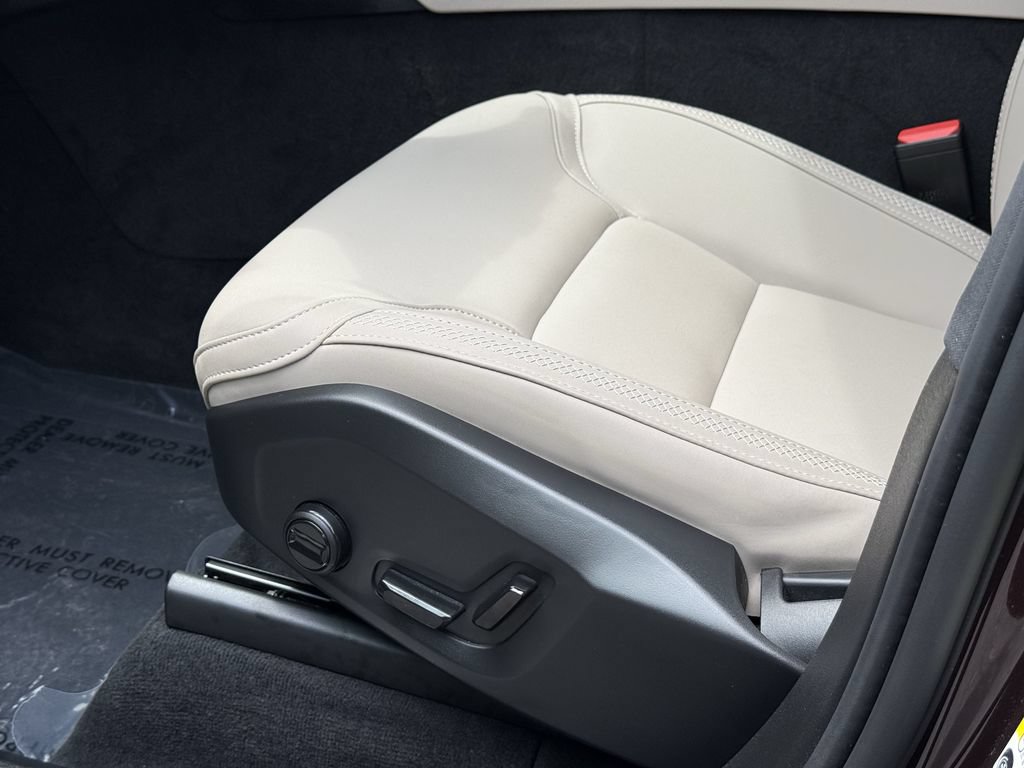 Certified 2025 Volvo XC90 B5 Core AWD/4WD image 18