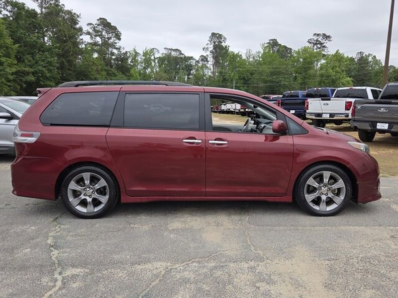 Used 2014 Toyota Sienna SE FWD image 15