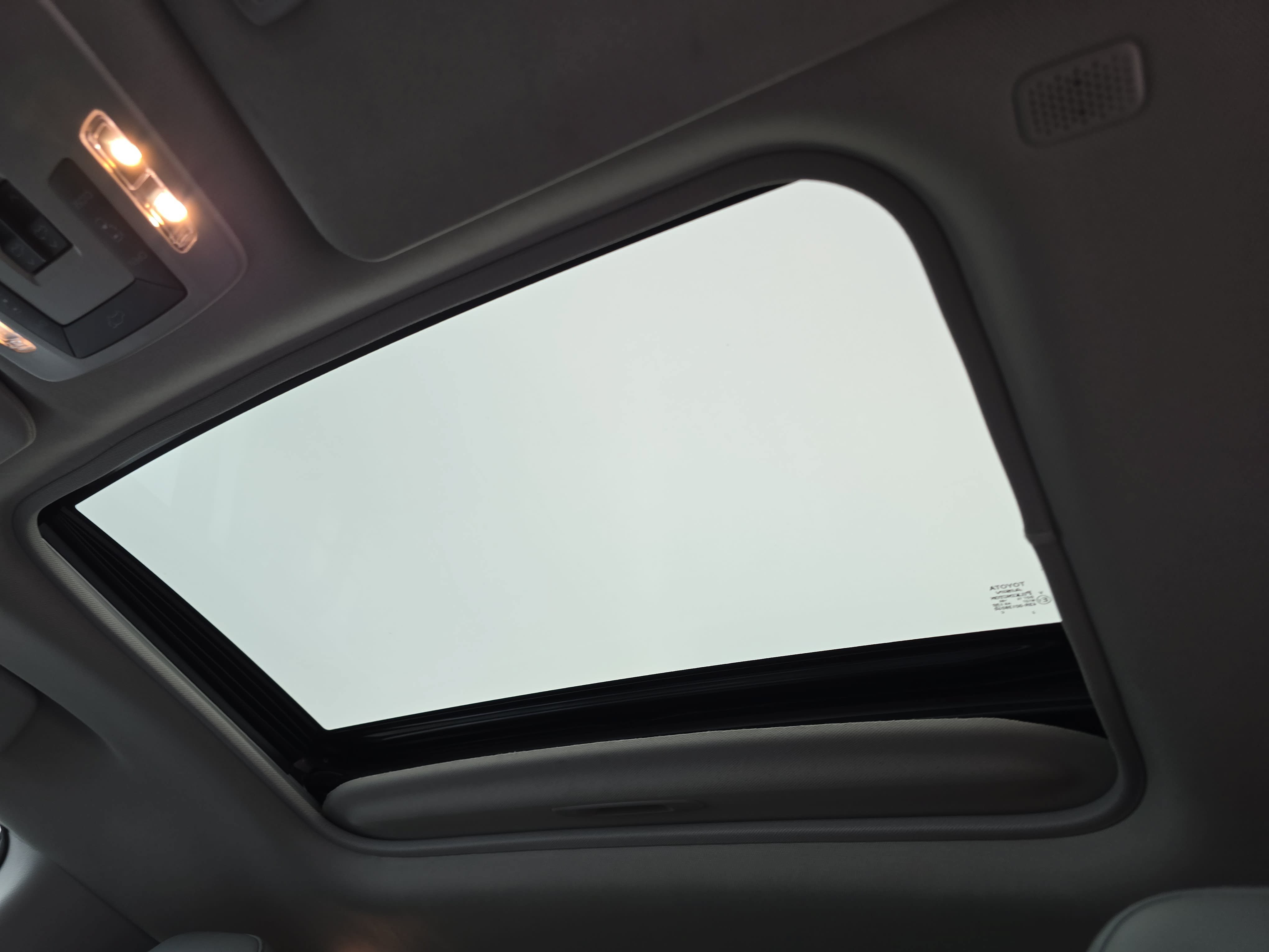 Used 2024 Toyota Sienna XLE FWD image 30