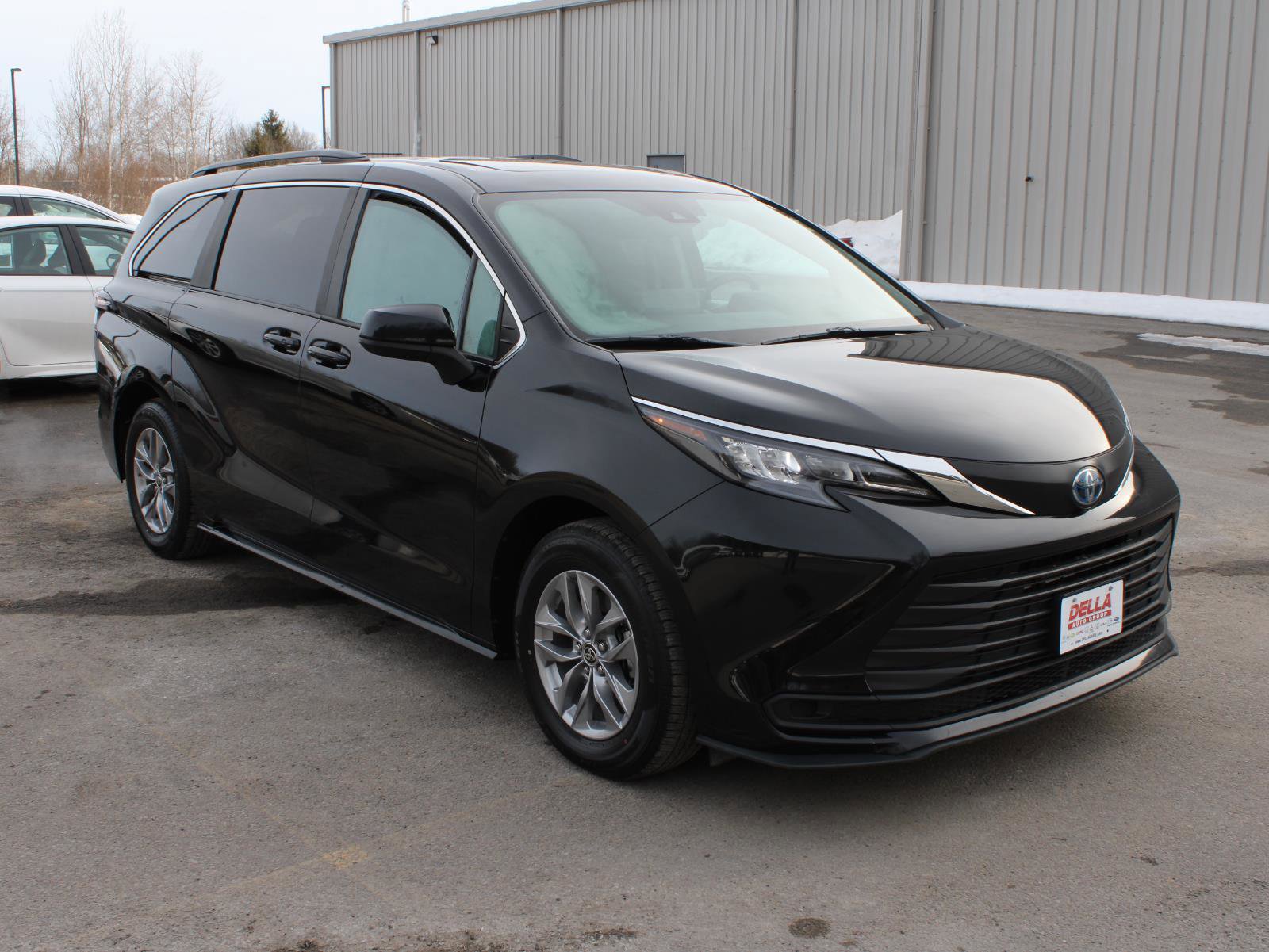 Used 2024 Toyota Sienna LE w/ LE Plus Package image 3