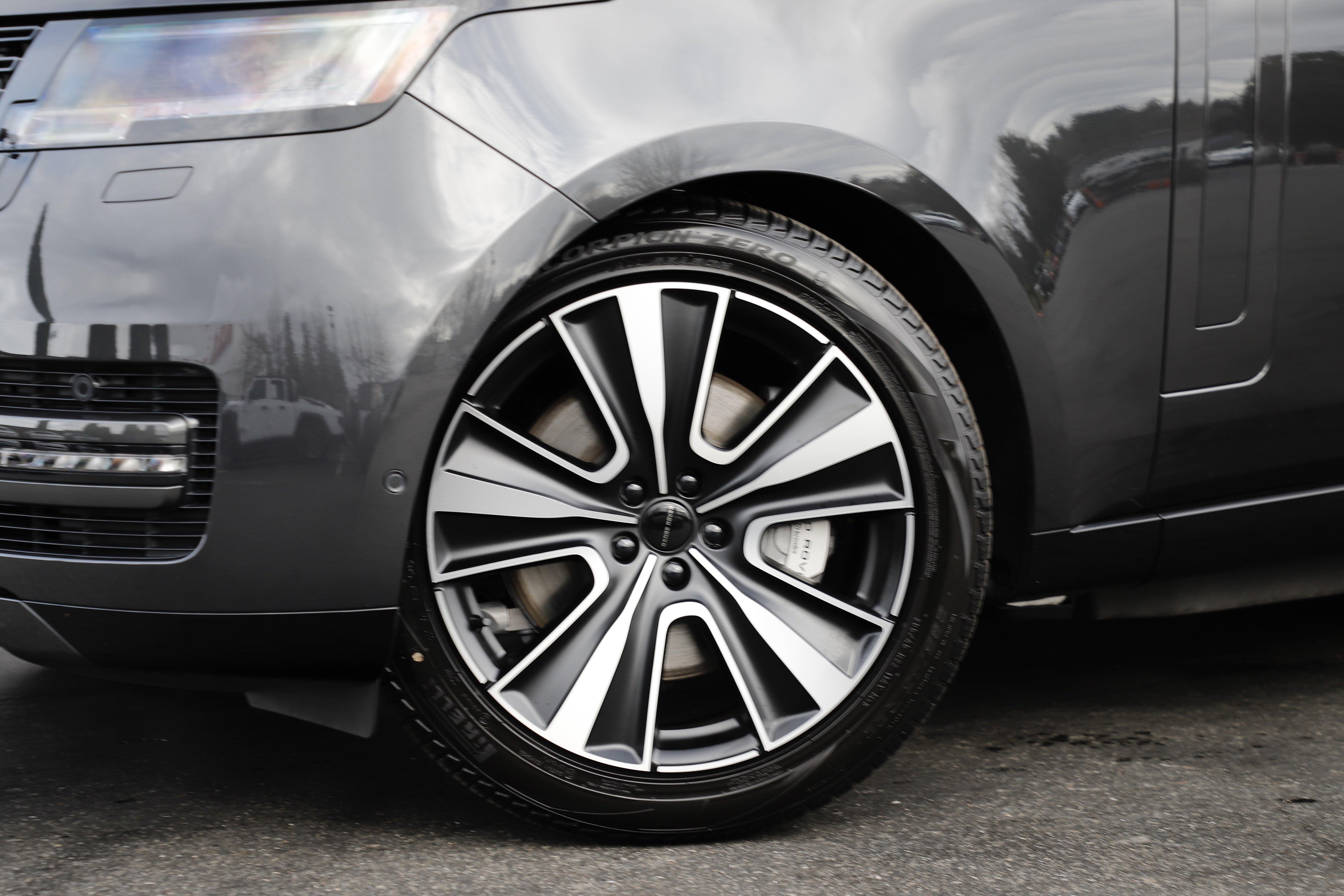 New 2026 Land Rover Range Rover SE image 2