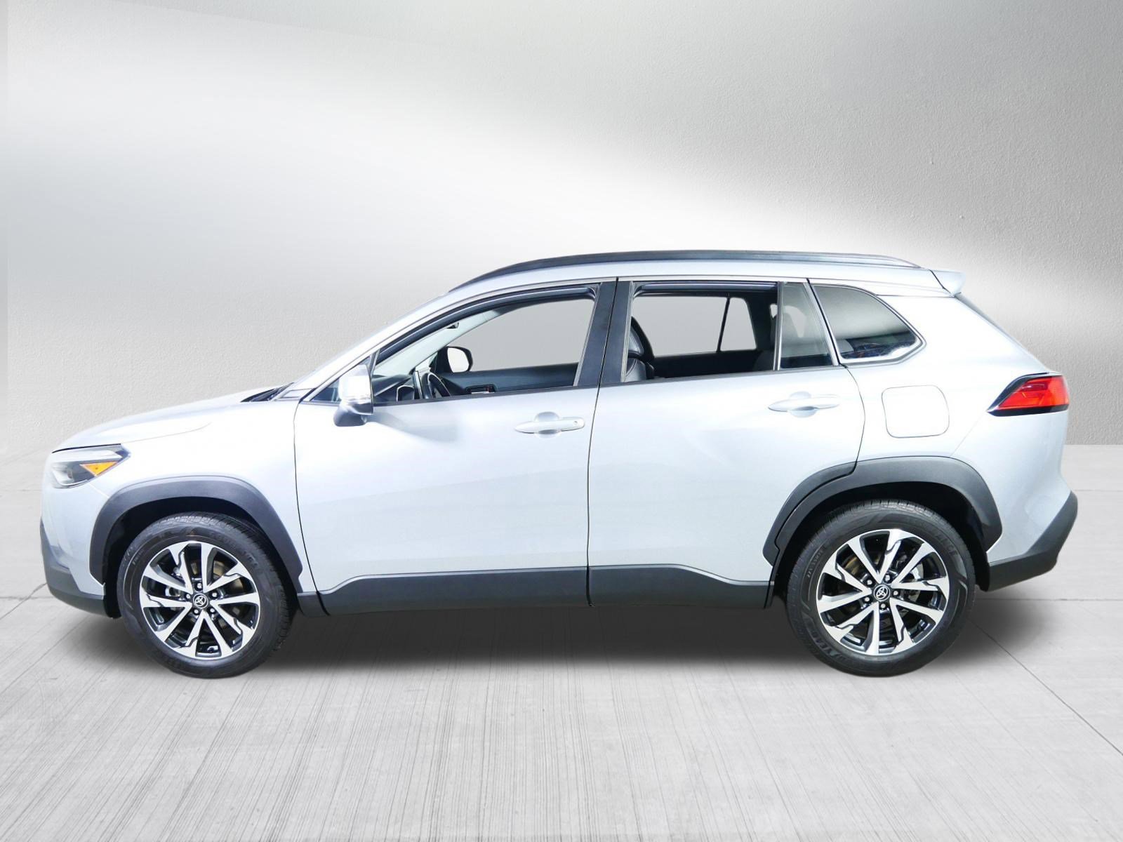 Used 2022 Toyota Corolla Cross XLE w/ Convenience Package image 4