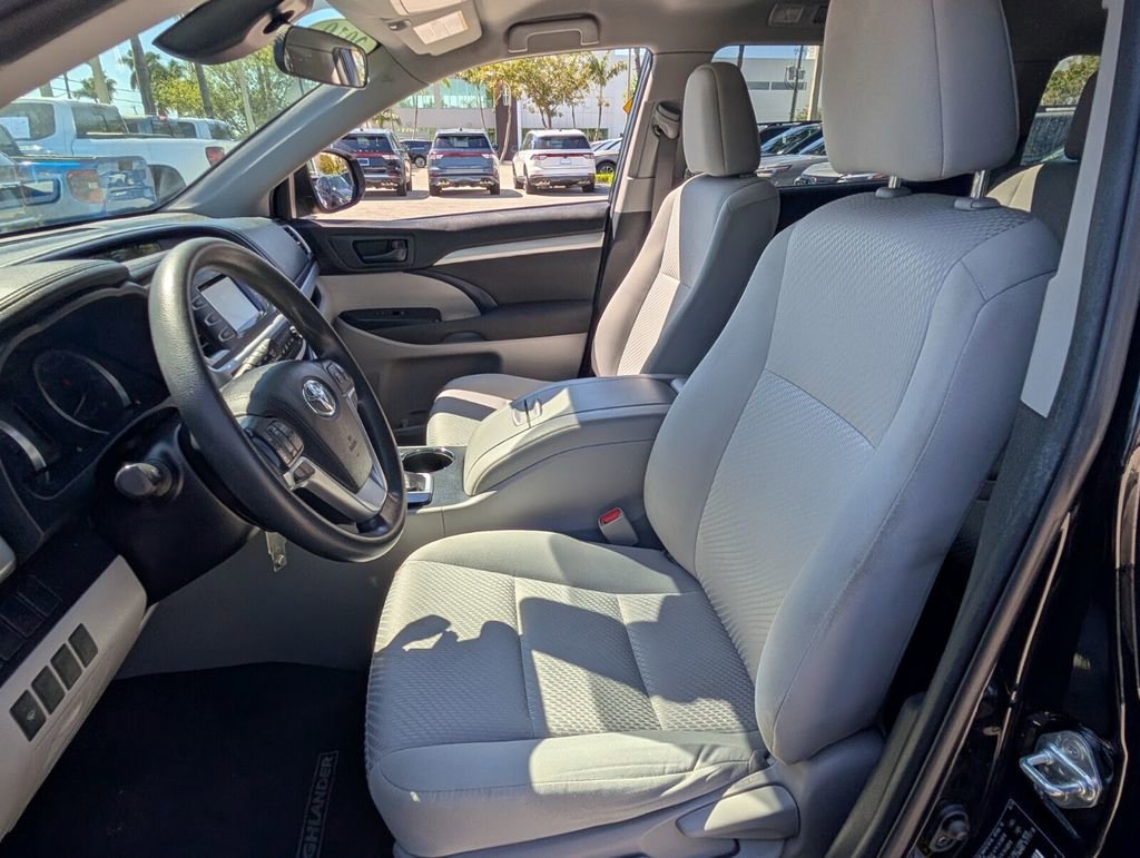 Used 2019 Toyota Highlander LE image 10