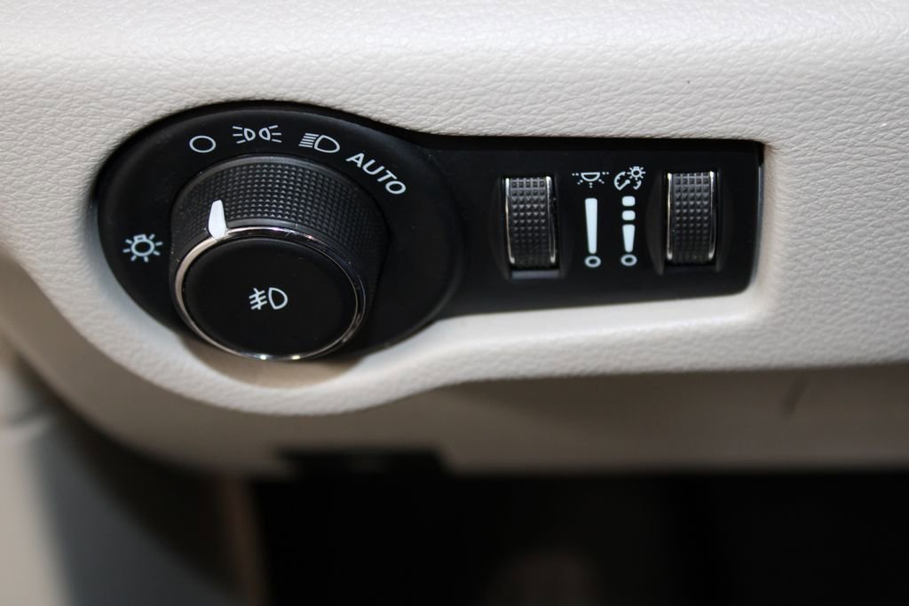 Used 2022 Chrysler Pacifica Limited image 39