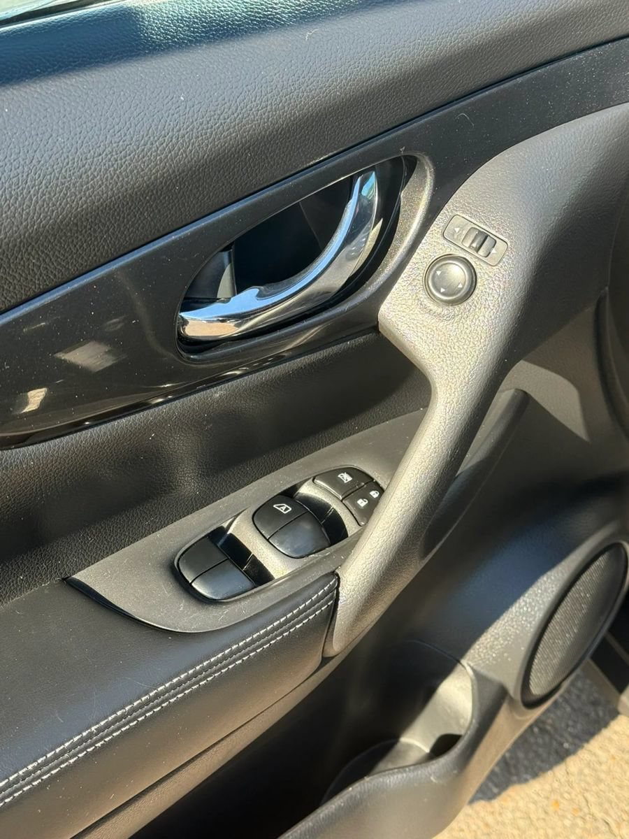 Used 2017 Nissan Rogue S AWD/4WD image 9